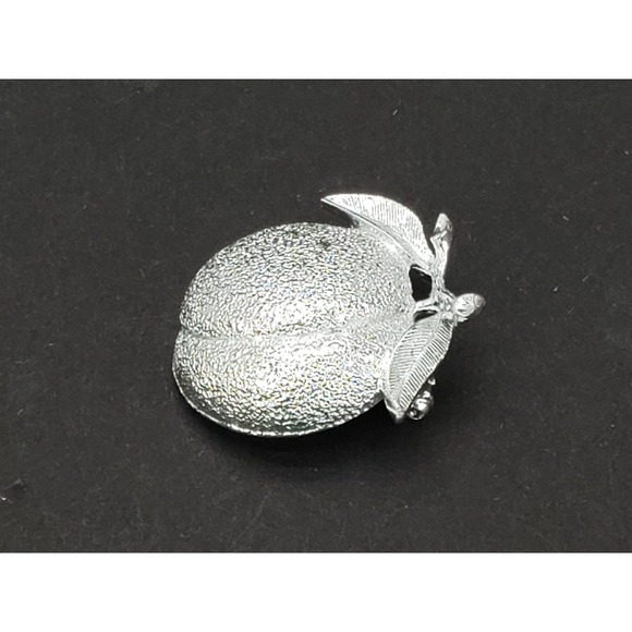 Vintage Sarah Coventry Peach Fruit Silver Tone Textured Brooch Pin - Picture 2 of 5
